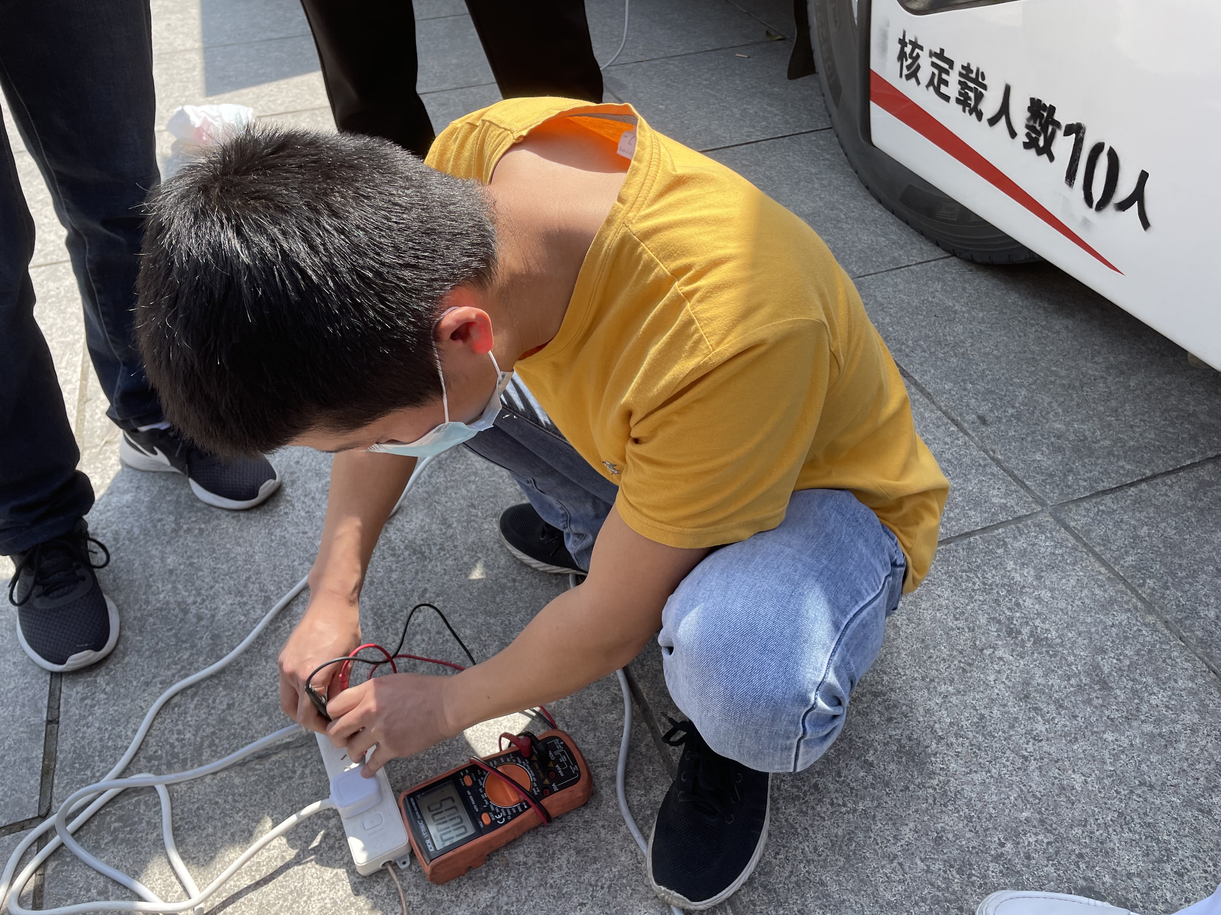 304.cam永利集团(中国)有限公司正能量：职工抢修献血车，好人好事成风景！