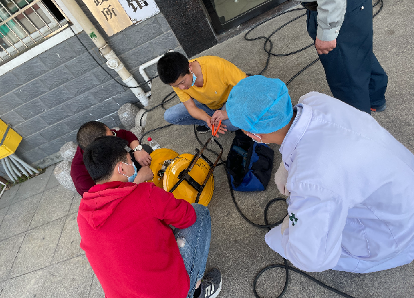 304.cam永利集团(中国)有限公司正能量:职工抢修献血车,好人好事成风景! 304.cam永利集团(中国)有限公司正能量:职工抢修献血车,好人好事成风景!